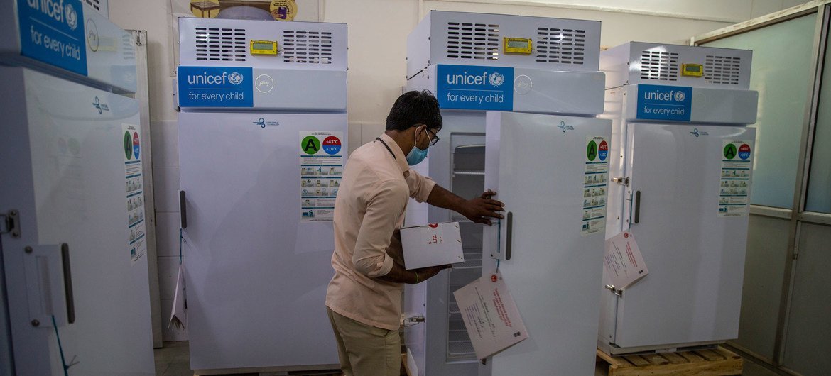 El personal hospitalario almacena vacunas COVID-19 en frigoríficos en un hospital de Ghaziabad Uttar Pradesh, India.