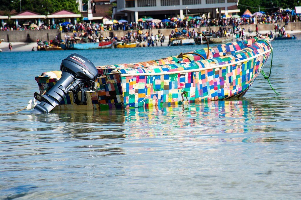 Ngalawa hii iliyotengenezwa kwa taka za plastiki ilisafirishwa kutoka Mwanza hadi Dar es salaam kuelimisha jinsi taka zinaweza kugeuzwa kuwa kitu cha  manufaa.