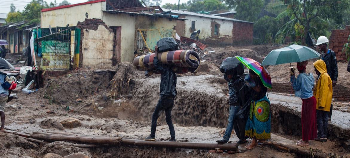 Pessoas fogem de suas casas quando o ciclone Freddy atinge a cidade de Blantyre, no Malaui (arquivo)