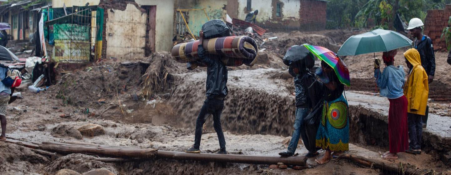 Varias personas huyen de sus hogares cuando el ciclón Freddy azota la ciudad de Blantyre, en Malawi.