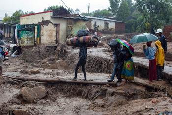 UNICEF Des personnes fuient leurs maisons alors que le cyclone Freddy frappe la ville de Blantyre au Malawi.