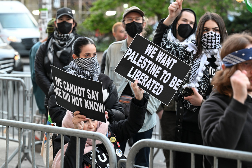 Los manifestantes protestan fuera del campus de la Universidad de Columbia en la ciudad de Nueva York.