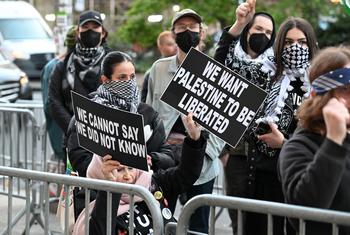 مظاہرین نیو یارک میں کولمبیا یونیورسٹی کے سامنے احتجاج کر رہے ہیں۔