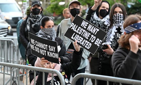 متظاهرون خارج حرم جامعة كولومبيا الأمريكية في نيويورك، يحملون لافتات مكتوب عليها: "نريد أن تتحرر فلسطين".