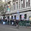 Протестующие проводят демонстрацию перед кампусом Колумбийского университета в Нью-Йорке, держа в руках израильские и американские флаги и плакаты.
