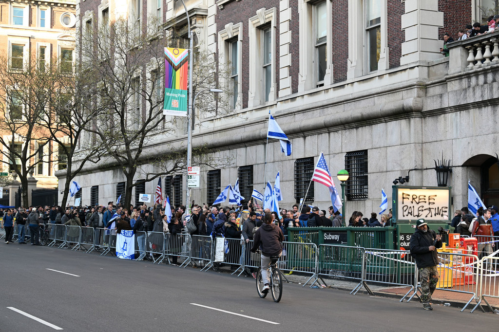 Manifestantes no campus da Universidade de Columbia em Nova Iorque