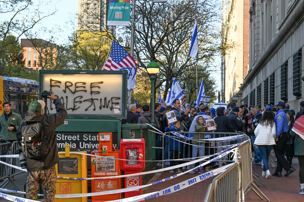 Des manifestants devant le campus de l'Université Columbia à New York.