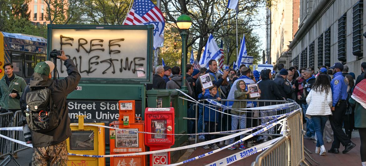 Manifestantes protestam do lado de fora do campus da Universidade de Columbia, em Nova York