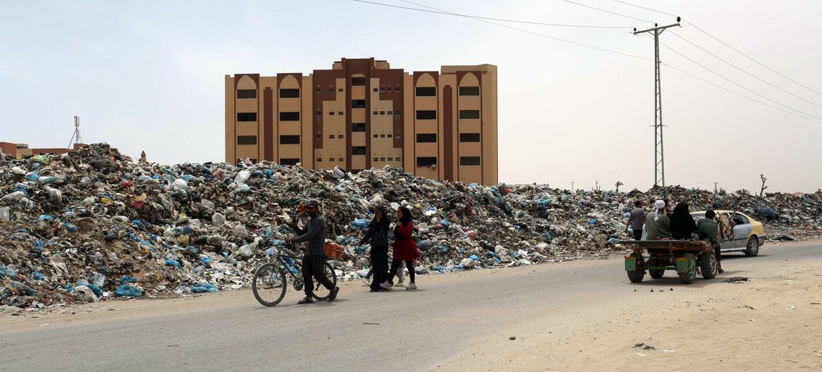 Un bâtiment intact dans les ruines de Gaza.