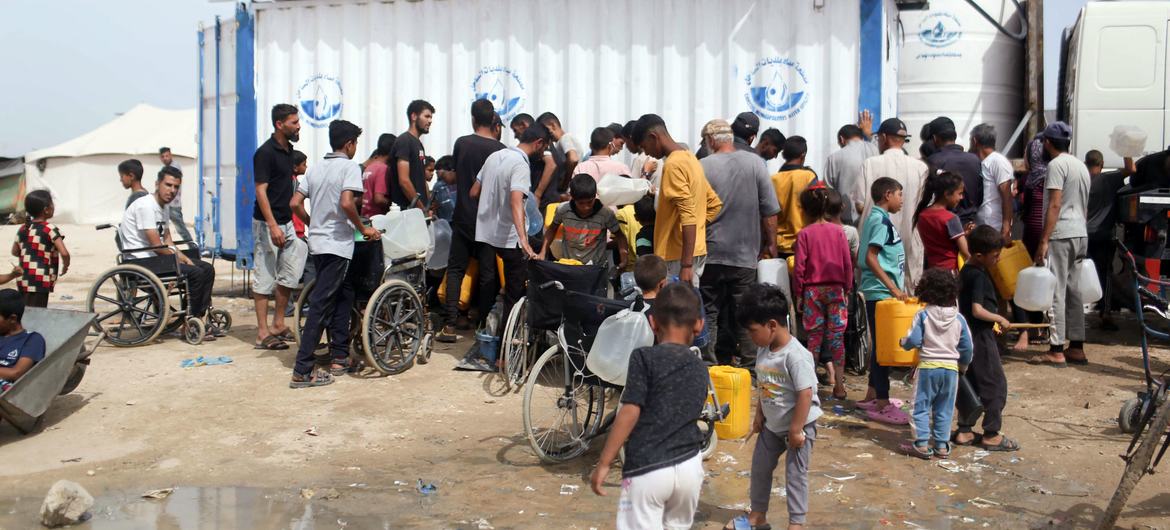 Desplazados en Rafah, en el sur de Gaza, intentan conseguir agua potable