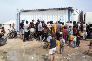 أشخاص في رفح، جنوب قطاع غزة، يحصلون على مياه الشرب.