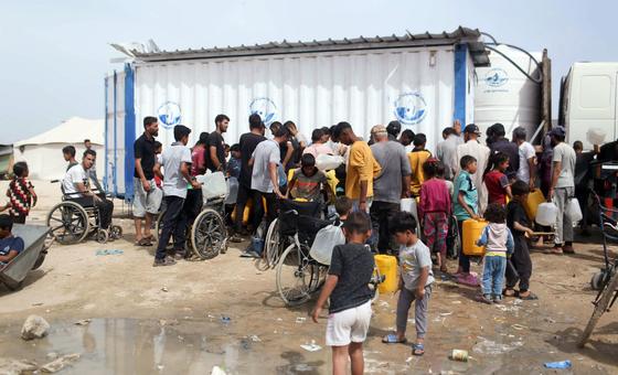 Desplazados en Rafah, en el sur de Gaza, intenta conseguir agua potable