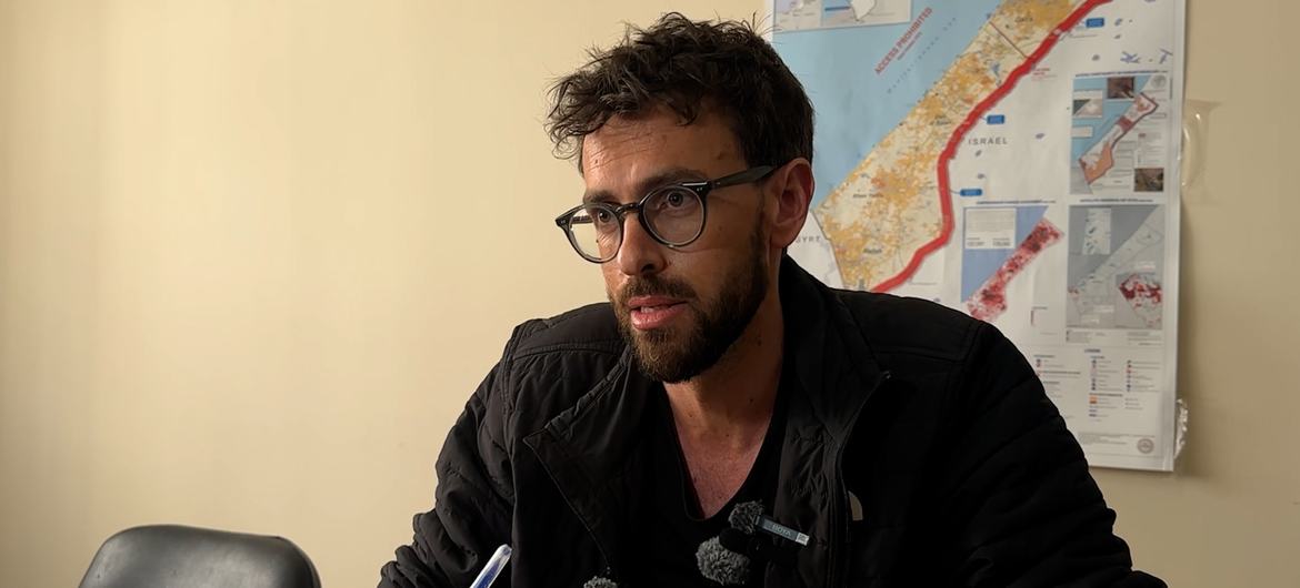 Jonathan Whittall, Head of UN OCHA’s Office for the Occupied Palestinian Territory, speaks with journalists in Gaza. Jonathan Whittall, Head of UN OCHA’s Office for the Occupied Palestinian Territory, speaks with journalists in Gaza.