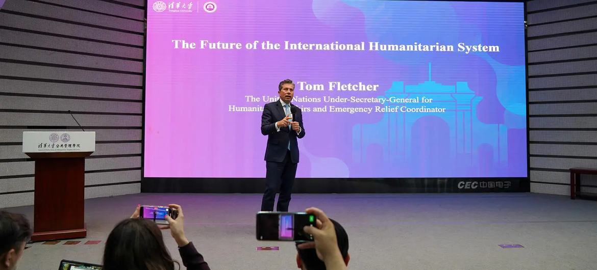 主管人道主义事务副秘书长弗莱彻在北京清华大学发表演讲。