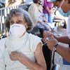 Una mujer es vacunada contra el COVID-19 en Costa Rica.