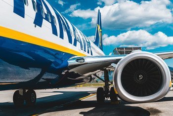 Passageiros embarcam em um avião da Ryanair na pista de um aeroporto na Itália