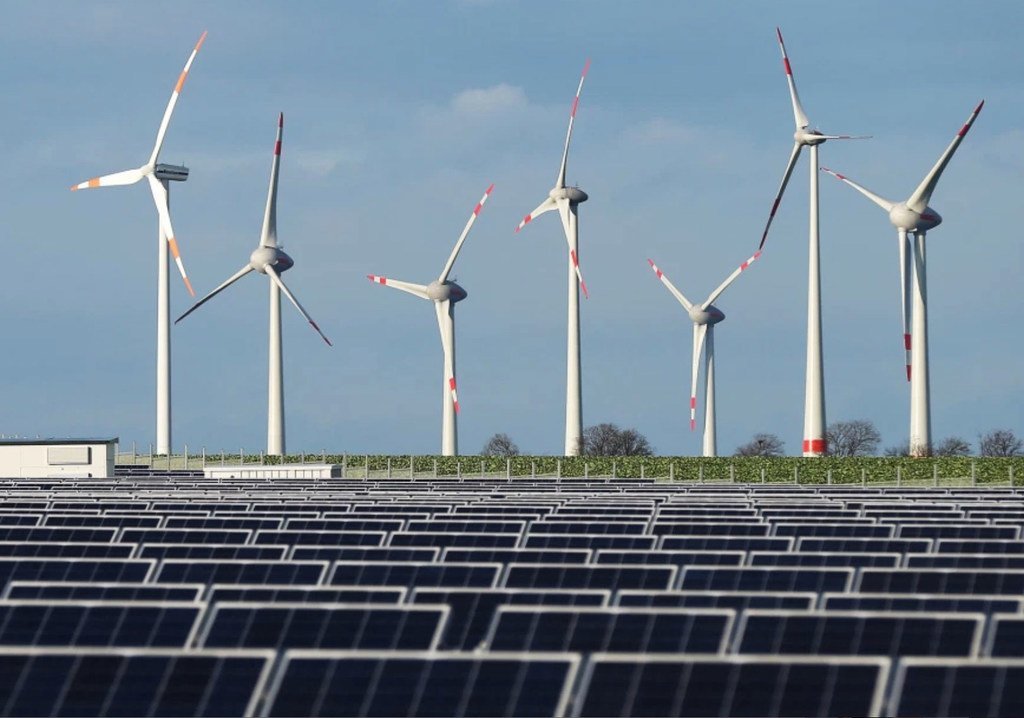 利用风电场和太阳能电池板发电可减少对燃煤能源的依赖。