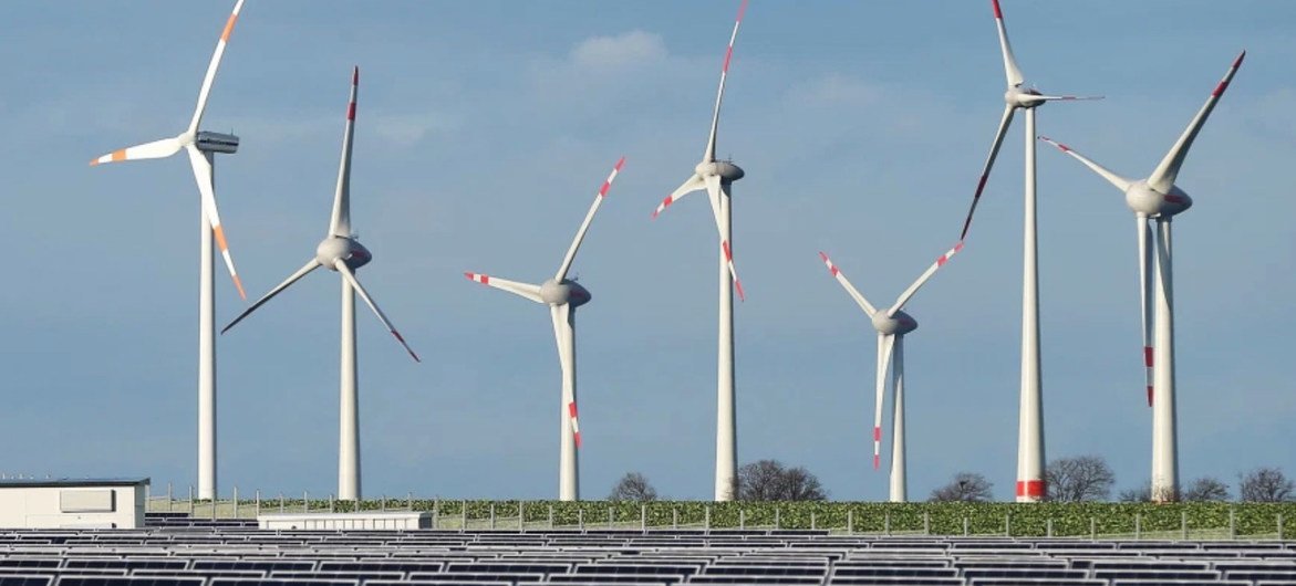 تولد مزارع الرياح والألواح الشمسية الكهرباء وتقلل من الاعتماد على الطاقة التي تعمل بالفحم.