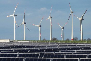 利用风电场和太阳能电池板发电可减少对燃煤能源的依赖。