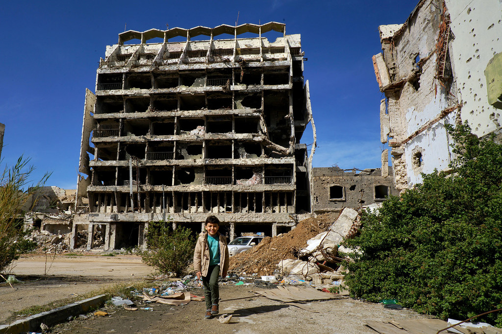 في بنغازي، ليبيا، الدمار الواسع هو تذكير بسنوات من الصراع.