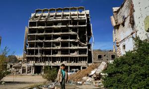 في بنغازي، ليبيا، الدمار الواسع هو تذكير بسنوات من الصراع.