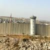 مقبوضہ فلسطینی علاقے میں تعیمر کی گئی دیوار۔