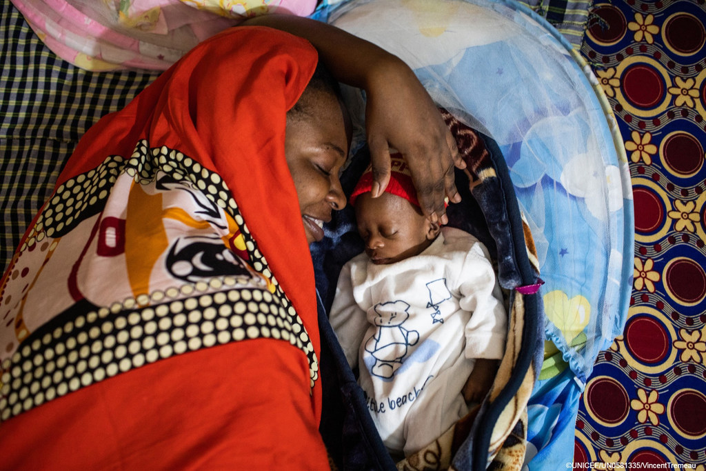 A través de los programas de apoyo a las madres de UNICEF, Mbene practicó el contacto piel con piel y los métodos de amamantamiento para ayudar a sus bebés prematuros a crecer sanos en casa.