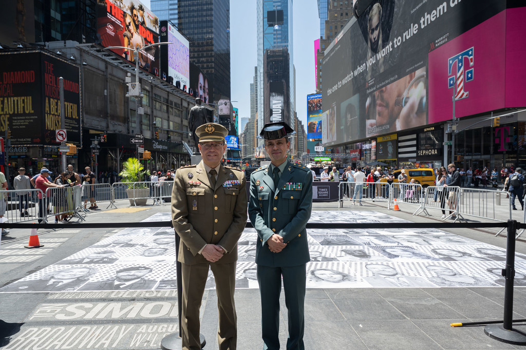 Deux officiers à l'événement célébrant les 75 ans du maintien de la paix à Times Square, à New York.