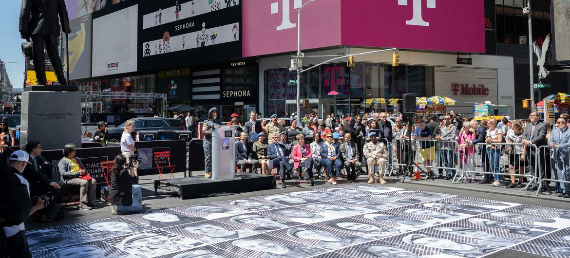 L'installation artistique d'Inside Out à Times Square, à New York, célèbre les 75 ans du maintien de la paix de l'ONU.