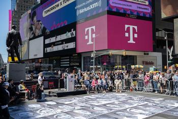 L'installation artistique d'Inside Out à Times Square, à New York, célèbre les 75 ans du maintien de la paix de l'ONU.