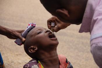 Mtoto mvulana akipewa chanjo wakati wa kampeni ya chanjo ya polio huko Kisangani, Jamhuri ya Kidemokrasia ya Kongo, Julai 2022.