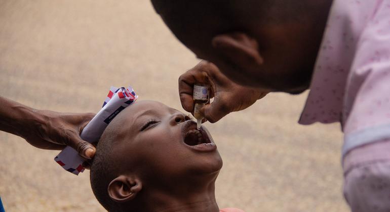 Un niño es vacunado durante una campaña de inmunización contra la poliomielitis en Kisangani, República Democrática del Congo, en julio de 2022.