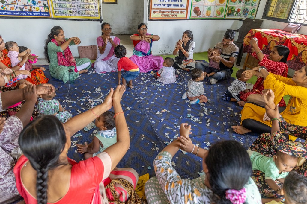 आरम्भ कार्यक्रम एक अनोखा प्रयास है, जो माता-पिता और बच्चों के बीच सम्बन्धों को मज़बूत करने में मदद करता है.