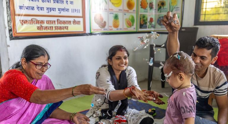 आंगनवाड़ी कार्यकर्ता, मीनाक्षी मांकर, नीलेश राठौड़ और उनकी पत्नी पूजा को उनके एक साल के बेटे विहान के साथ खेलने वाले खेल सिखा रही हैं. आंगनवाड़ी कार्यकर्ता, मीनाक्षी मांकर, नीलेश राठौड़ और उनकी पत्नी पूजा को उनके एक साल के बेटे विहान के साथ खेलने वाले खेल सिखा रही हैं.