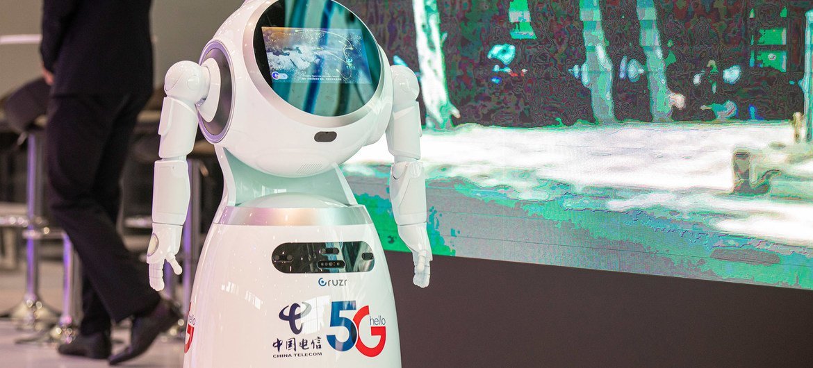 आईटीयू टेलीकॉम वर्ल्ड 2019 के दौरान चाइना टेलीकॉम का 5-जी चालित रोबोट.