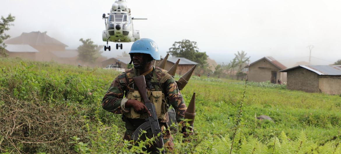 联合国维和人员在刚果民主共和国东部的穆特万加巡逻。