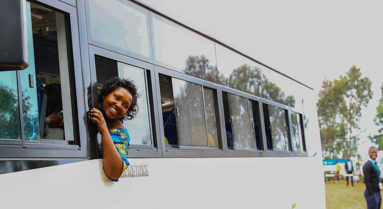 Una mujer sale de un campamento de refugiados en Rwanda para reasentarse en Noruega.