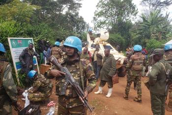 联合国维和人员在刚果民主共和国东部朱古县的洛戈村巡逻。