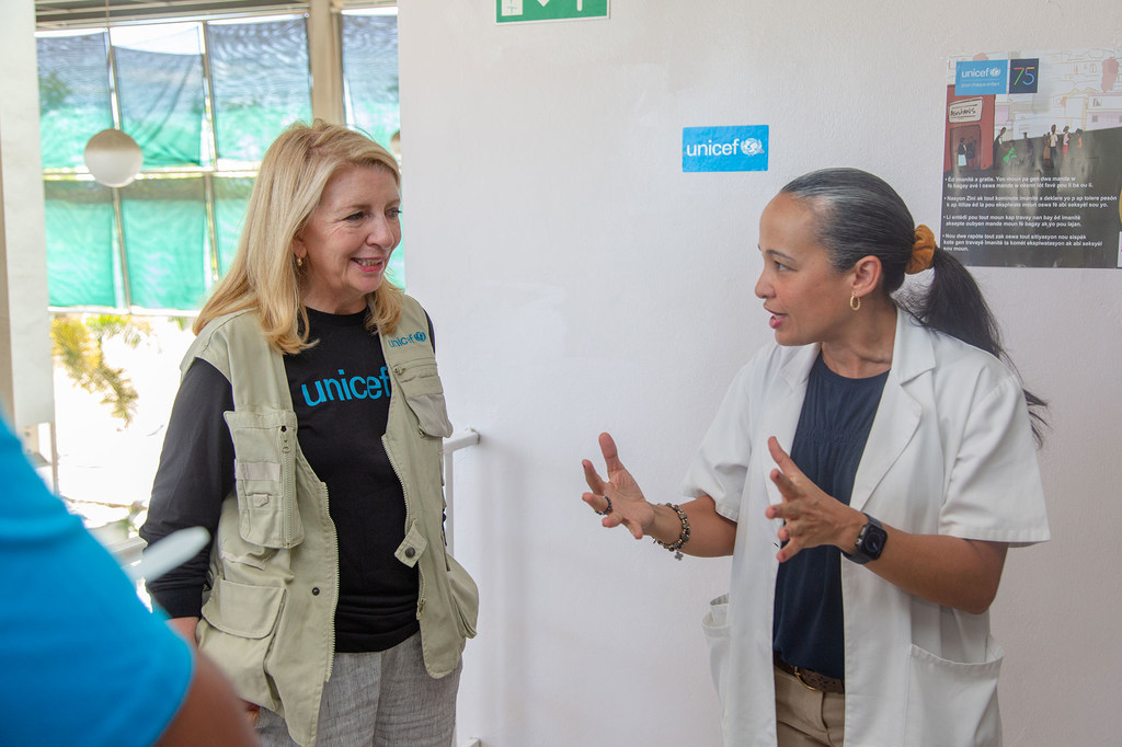 La cheffe de l'UNICEF, Catherine Russell, visite un centre de santé à Port-au-Prince, en Haïti.
