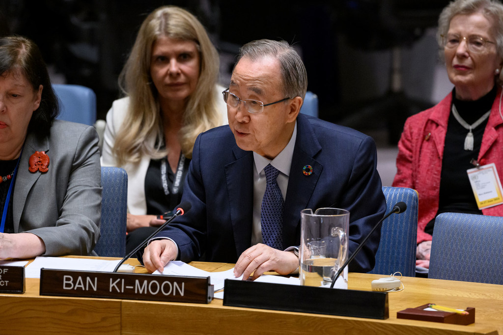 Katibu Mkuu wa zamani UN Ban Ki-Moon akizungumza jukwaani wakati wa mkutano wa Baraza la Usalama UN kuhusu watoto na migogoro ya silaha.