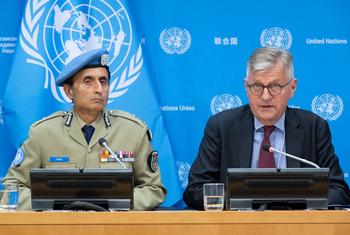 امن کارروائیوں کے لیے اقوام متحدہ کے انڈر سیکرٹری جنرل ژاں پیئے لیخواں اور امور برائے پولیس پر مشیر فیصل شہکار صحافیوں کو ’یو این کاپس کانفرنس‘ بارے تفصیلات بتا رہے ہیں۔