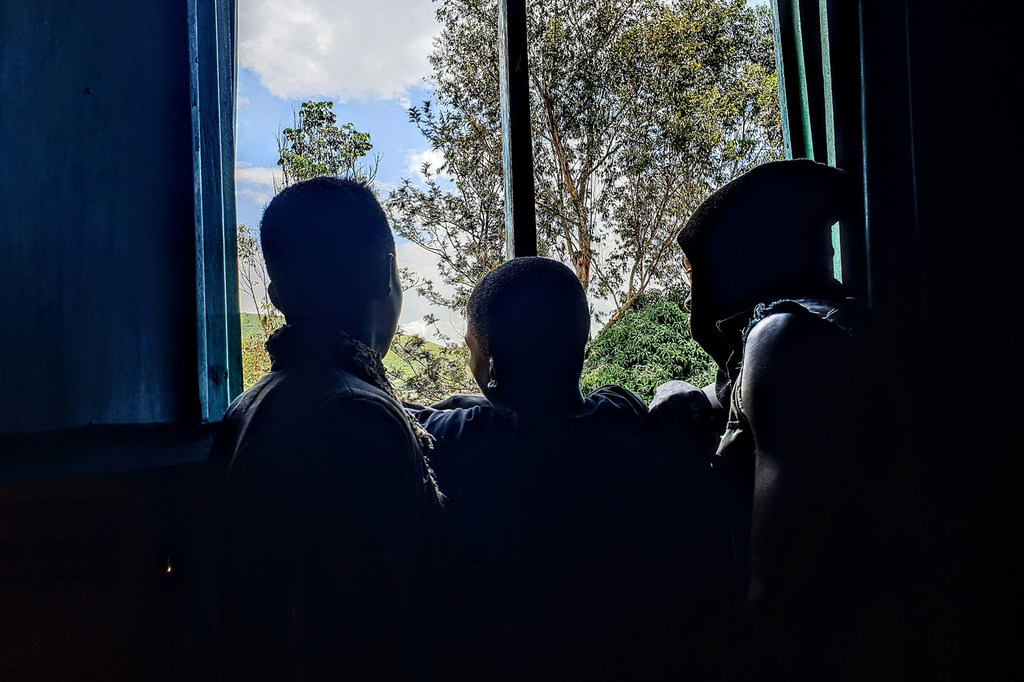 Wavulana wadogo, walioachiliwa kutoka kwa makundi yenye silaha katika Mkoa wa Kivu Kusini, Jamhuri ya Kidemokrasia ya Kongo, wakiangalia nje ya dirisha mnamo Oktoba 29, 2021.