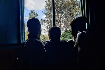 De jeunes garçons libérés de groupes armés dans la province du Sud-Kivu, en République démocratique du Congo, regardent par la fenêtre.
