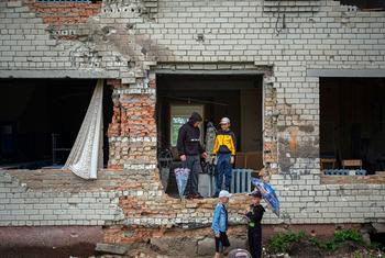 Des camarades de classe traînent dans leur école gravement endommagée, dans un village du nord de l’Ukraine.