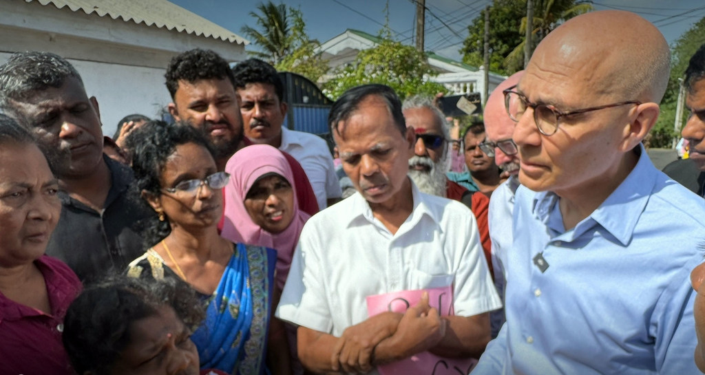 Volker Türk, afisa UN , anaonekana akizungumza na kundi la watu nje nchini Sri Lanka.