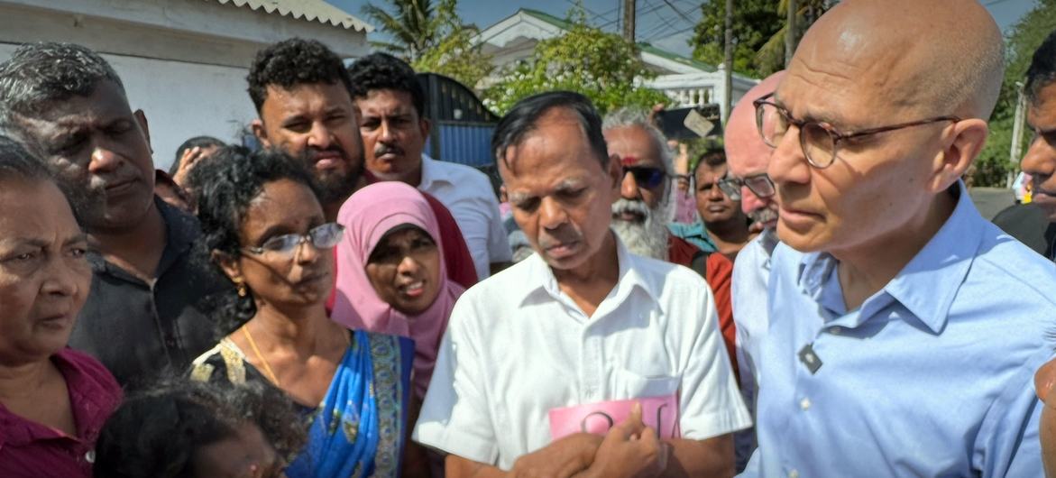 Le Haut-Commissaire Volker Türk échangeant avec des familles de personnes disparues à Trincomalee, au Sri Lanka.