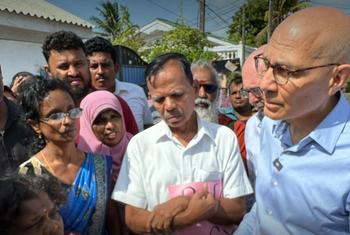 Le Haut-Commissaire Volker Türk échangeant avec des familles de personnes disparues à Trincomalee, au Sri Lanka.