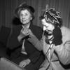 Bi. Helen Keller, (kushoto) Mwandishi na mzungumzaji mahiri mwenye ulemavu wa uziwi na kutoona alipotembelea Umoja wa Mataifa mwaka 1949 jjijini New York Marekani akiwa na msaidizi wake, Molly Thompson, aliyekuwa mfasiri na mkalimani wake kwenye mkutano husika.