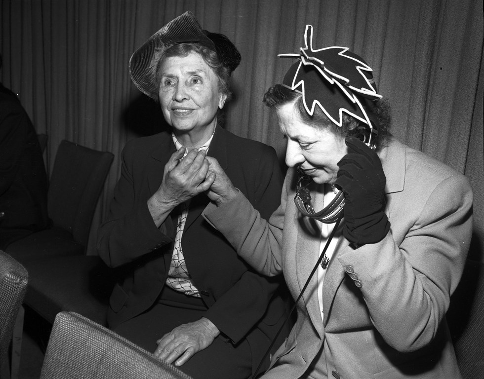Bi. Helen Keller, (kushoto) Mwandishi na mzungumzaji mahiri mwenye ulemavu wa uziwi na kutoona alipotembelea Umoja wa Mataifa mwaka 1949 jjijini New York Marekani akiwa na msaidizi wake, Molly Thompson, aliyekuwa mfasiri na mkalimani wake kwenye mkutano … Bi. Helen Keller, (kushoto) Mwandishi na mzungumzaji mahiri mwenye ulemavu wa uziwi na kutoona alipotembelea Umoja wa Mataifa mwaka 1949 jjijini New York Marekani akiwa na msaidizi wake, Molly Thompson, aliyekuwa mfasiri na mkalimani wake kwenye mkutano …