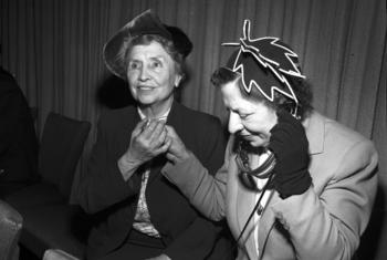 Bi. Helen Keller, (kushoto) Mwandishi na mzungumzaji mahiri mwenye ulemavu wa uziwi na kutoona alipotembelea Umoja wa Mataifa mwaka 1949 jjijini New York Marekani akiwa na msaidizi wake, Molly Thompson, aliyekuwa mfasiri na mkalimani wake kwenye mkutano …
